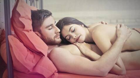 Beneficios sexuales específicos de dormir desnudo en pareja